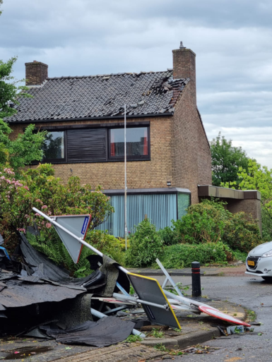 Daken van huizen gewaaid in Beek na zware onweersbui