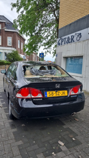 Daken van huizen gewaaid in Beek na zware onweersbui