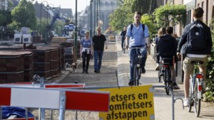Afstappen en op de stoep wandelen is verplicht maar eigenlijk doet geen enkele fietser dat op de Kapellerlaan in Roermond