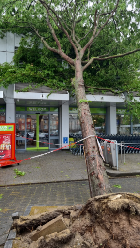 Daken van huizen gewaaid in Beek na zware onweersbui