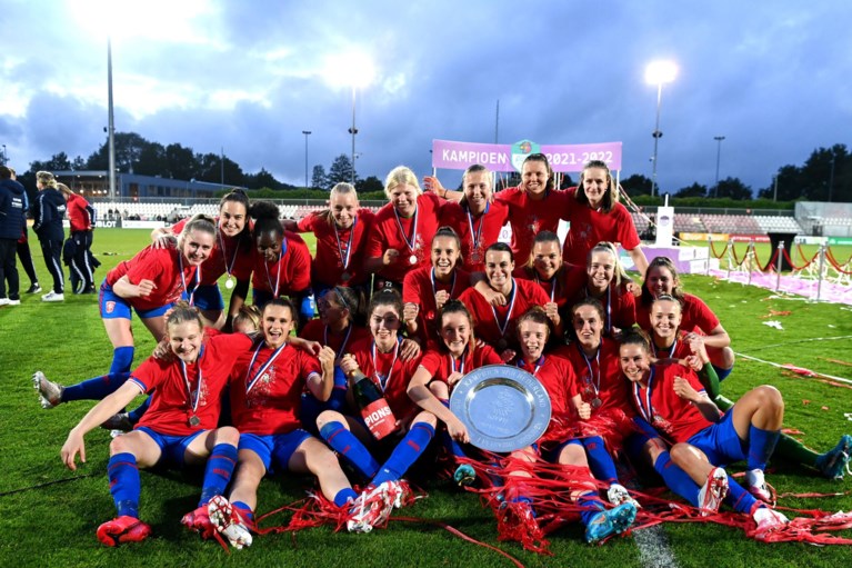 Vrouwen FC Twente prolongeren landstitel: Limburgse Kim Everaerts maakt de winnende treffer tegen Ajax