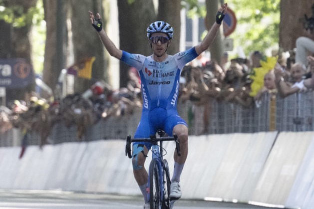 Simon Yates wint spectaculaire etappe in Giro, Carapaz pakt roze 