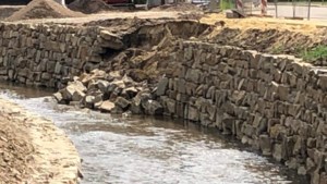 Deel fonkelnieuwe kademuur langs Geleenbeek in Sittard ingestort na extreme regenval, stadsbestuur gelast inspectie 