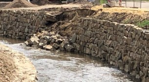 Deel fonkelnieuwe kademuur langs Geleenbeek in Sittard ingestort na extreme regenval, stadsbestuur gelast inspectie