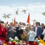 Straaljagers vliegen ‘gewoon’ over Margraten tijdens Memorial Day