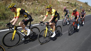 Tom Dumoulin stapt in de veertiende etappe van de Giro van zijn fiets 