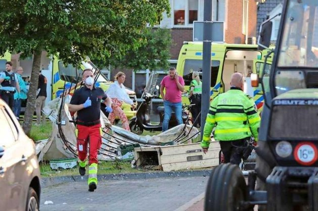 Platte kar valt om in Losser: 20 gewonden, 4 mensen met ambulance naar ziekenhuis