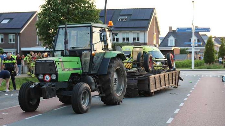 Platte kar valt om in Losser: 20 gewonden, 4 mensen met ambulance naar ziekenhuis