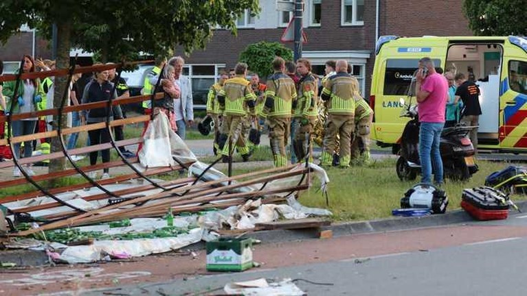 Platte kar valt om in Losser: 20 gewonden, 4 mensen met ambulance naar ziekenhuis