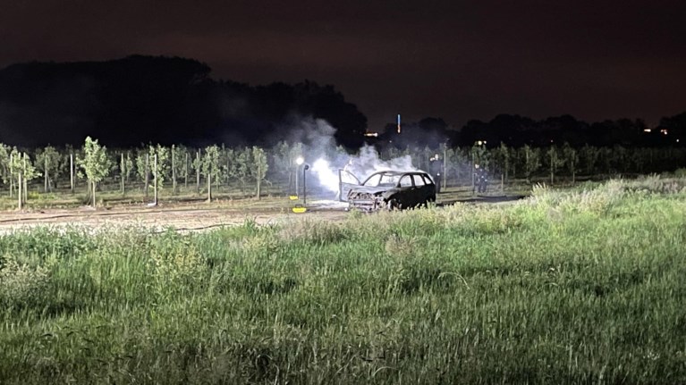 Dode aangetroffen in uitgebrande auto in Baarlo: politie gaat uit van misdrijf