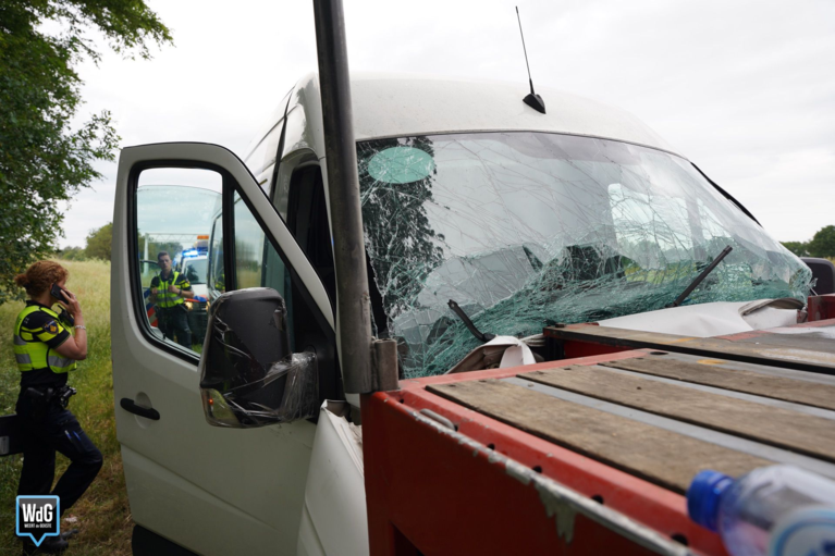 Video: Twee gewonden bij botsing tussen busje en vrachtwagen op A2 bij Ittervoort