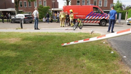 Video: Auto knalt door slagboom, ramt verkeersbord en komt tegen boom tot stilstand bij ziekenhuis in Weert