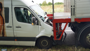 Twee gewonden bij botsing tussen busje en vrachtwagen op A2 bij Ittervoort