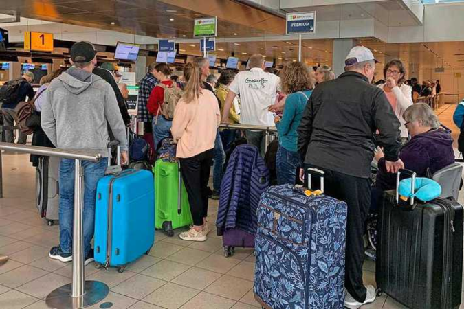 Reizigers woedend over chaos op Schiphol: ’Aan de goden overgeleverd’