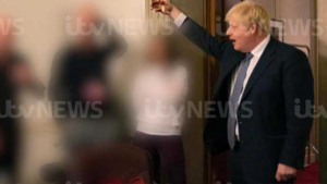 Foto’s feestende Boris Johnson tijdens lockdown: ‘In het belang van Britse publiek gepubliceerd’