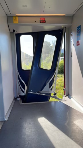 Trein botst tegen auto in Eijsden: één gewonde, ravage op het spoor