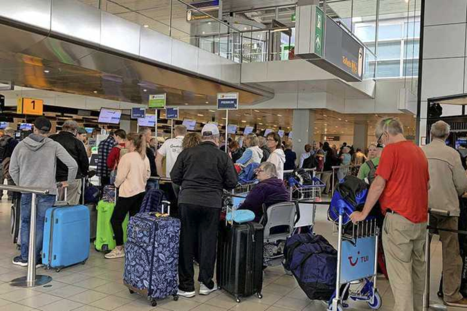 Oplossing voor chaos op Schiphol niet in zicht: ’Mensen bellen of ze om kunnen boeken’