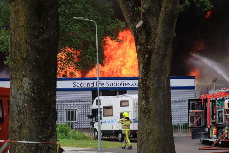 Video: Grote brand in bedrijfspand Geleen, rookwolken van verre te zien