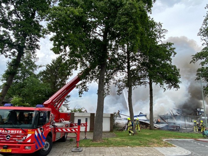 Video: Grote brand in bedrijfspand Geleen, rookwolken van verre te zien