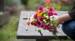 Weduwe verliest door late levering van grafsteen voor man ook nog eens haar huurtoeslag, maar toch gloort er hoop