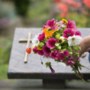 Weduwe verliest door late levering van grafsteen voor man ook nog eens haar huurtoeslag, maar toch gloort er hoop