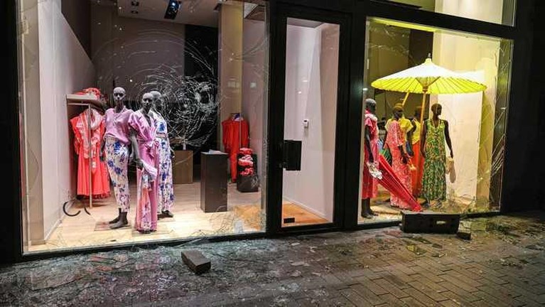 Rellen Rotterdam: 72 aanhoudingen en twee agenten gewond