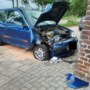 Auto botst tegen woning in Melick: bestuurster naar ziekenhuis 