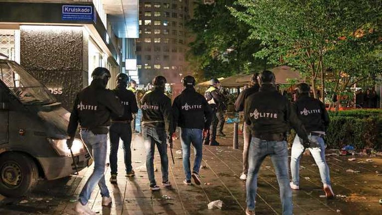 Rellen Rotterdam: 72 aanhoudingen en twee agenten gewond