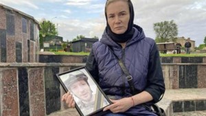 Moeder van gesneuvelde Azovstal-verdediger in tranen: ‘Er was geen uitweg meer’ 