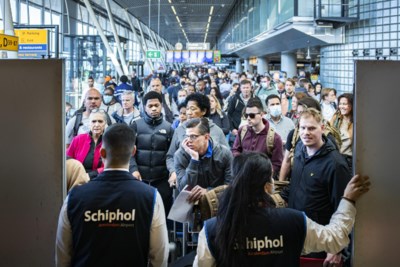 Commentaar: Wachtrijen op Schiphol zullen we voor een deel moeten accepteren
