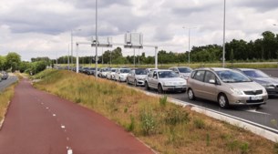 Video: Verkeer Roermond loopt vast door Duitse bezoekers Designer Outlet