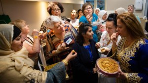Vrouwelijke vluchtelingen in Sittard-Geleen geven kookboek uit vol eigen recepten: ‘Als iéts verbroedert, dan is het eten’