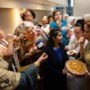 Vrouwelijke vluchtelingen in Sittard-Geleen geven kookboek uit vol eigen recepten: ‘Als iéts verbroedert, dan is het eten’