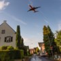 Dag met decibelmeter onder vliegroute Maastricht Aachen Airport: ‘Visite duikt onder tuintafel als zo’n bak overvliegt’