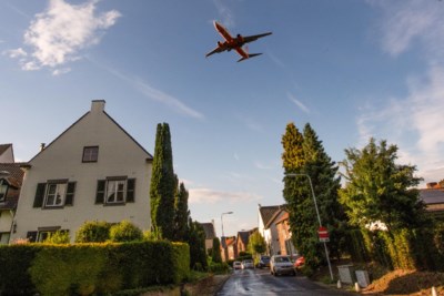 Dag met decibelmeter onder vliegroute Maastricht Aachen Airport: ‘Visite duikt onder tuintafel als zo’n bak overvliegt’