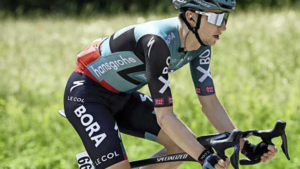Hindley slaat toe in Giro en neemt leiderstrui over van Carapaz