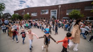 Kinderen van Eijsden dansen samen de cramignon tijdens de ‘bronkles’ op de twee scholen