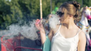 Alarmbellen gaan af bij Limburgse scholen vanwege gebruik e-sigaret 