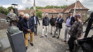Opvallende ceremonie op kasteel Limbricht: nazaten van Entgen Luijten onthullen beeld van Nederlands laatst vervolgde ‘heks’  