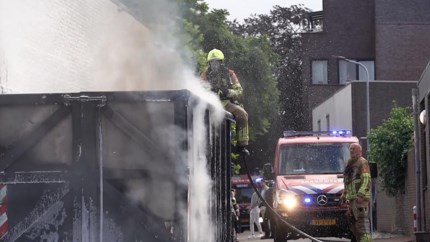 Video: Vlammen slaan metershoog uit container met bouwafval in centrum Weert