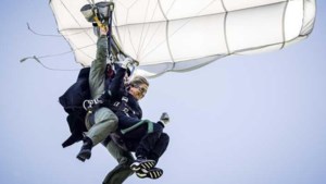 Máxima maakt voor het eerst parachutesprong: ‘Waar ben ik aan begonnen?’