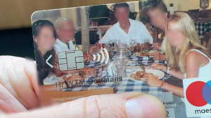 Man uit Veghel heeft 13 jaar lang foto van wildvreemde familie op zijn pinpas