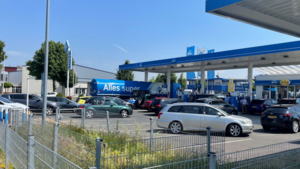 Ellenlange rijen voor tankstations wekken frustratie op bij Duitsers: ‘Wij zijn de dupe van hoge prijzen in Nederland’