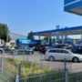 Ellenlange rijen voor tankstations wekken frustratie op bij Duitsers: ‘Wij zijn de dupe van hoge prijzen in Nederland’