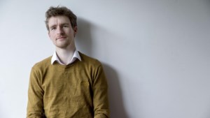 Venlonaar Stefan Hendrikx wint Leids Cabaret Festival, jury vindt hem ‘retegrappig’