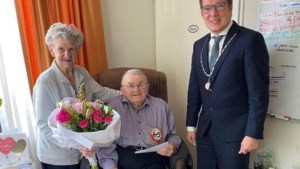 Meneer en mevrouw Van Tegelen vieren 65-jarige huwelijk, bezoek van burgemeester gemeente Beesel