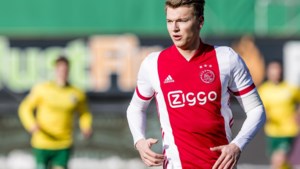 Gesprek met nieuwe trainer moet Perr Schuurs snel duidelijkheid geven over toekomst bij Ajax: ‘Alles zal daarvan afhangen’
