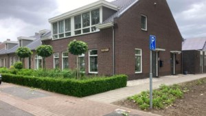 Gemeente Bergen strijkt niet over haar hart: boete van 310 euro blijft staan voor vrijwilligster die auto gedeeltelijk op invalidenparkeerplaats parkeerde