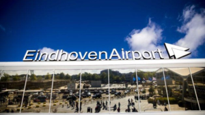 Terminal Eindhoven Airport dicht na vondst mogelijk vuurwapen, vluchten uitgeweken naar vliegveld Beek