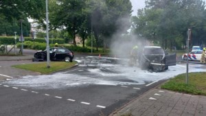 Bestelbus vliegt in brand na botsing met auto in Venlo